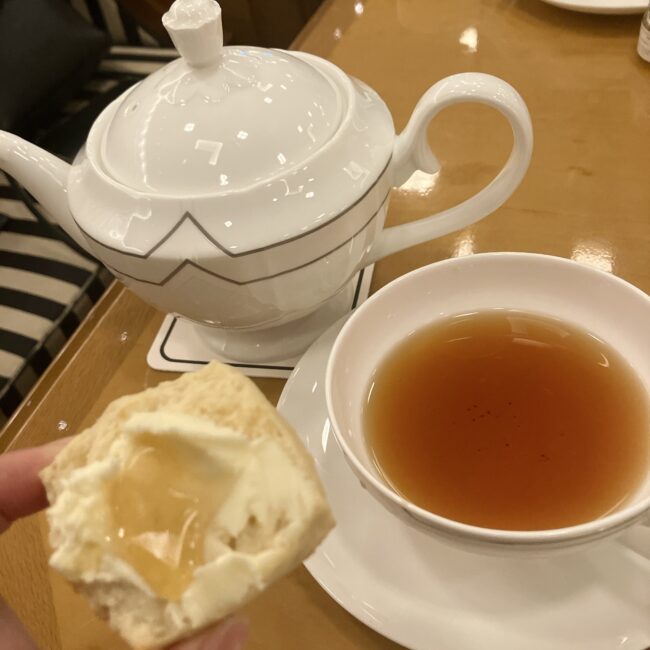 帝国ホテル ランデブーラウンジ アフタヌーンティー スコーン クロテッドクリームと蜂蜜添え