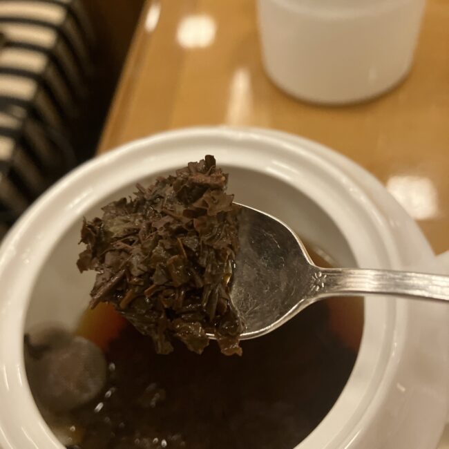ティーポットの中に入ったままの紅茶の茶葉（アールグレイ）