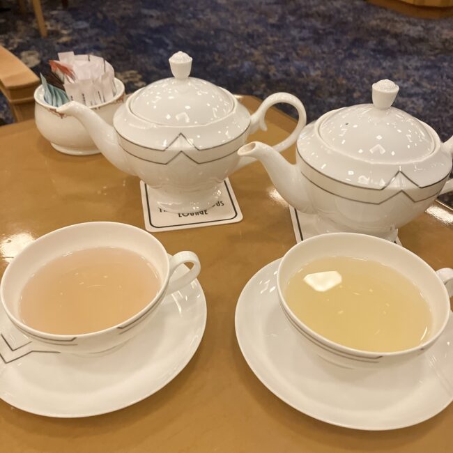 帝国ホテルのティーカップに注がれた紅茶。飲み口が広く浅い形状で、紅茶の水色が美しく映えている。