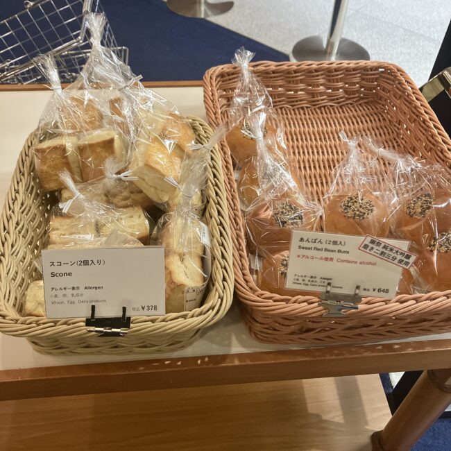 帝国ホテルショップ「ガルガンチュワ」で販売されているスコーン（2個入り）。価格は378円と記載されており、ラウンジよりも手頃に購入できる。