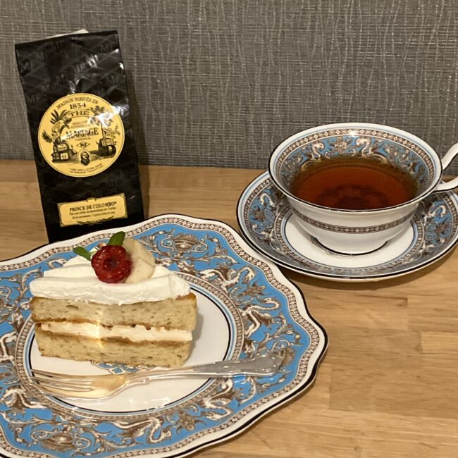 ウェッジウッドの器に盛られたグーテ・ド・ママンのバナナシフォンケーキと、「プランス ドゥ コロンボ」の紅茶。