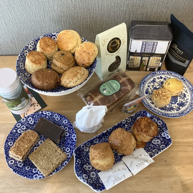 英国展の購入品まとめ。ファーラーズの紅茶缶、アビィのスコーン、シナグロのホットクロスバンズなど。