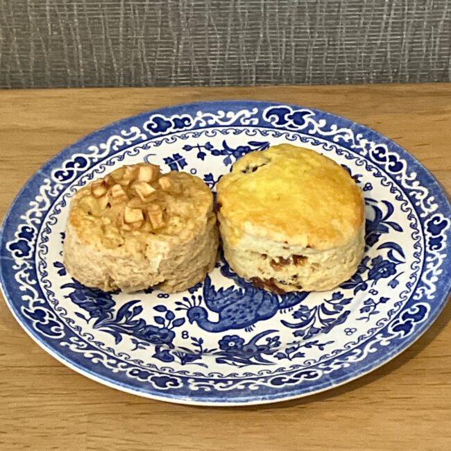 スリーティアーズで購入した2種類のスコーン。「アールグレイ＆レーズン」と「アップル＆シナモン」が青と白の柄のお皿に並んでいる。