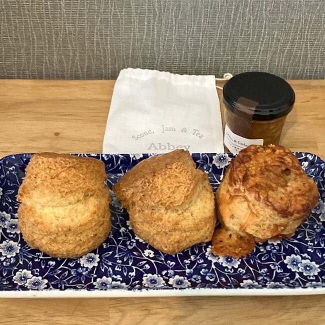 Abbeyで購入した3つのスコーンとチャツネ、ロゴ入りのオリジナル巾着袋。
