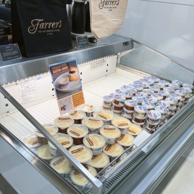 ファーラーズのブースのショーケースにずらりと並んだ「ランゲージファーム」のクロテッドクリーム。