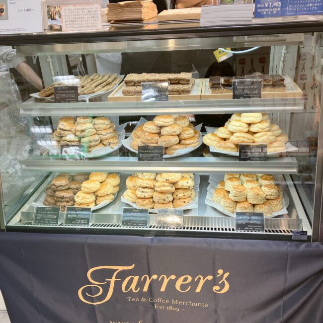 ファーラーズのブースに並ぶ紅茶缶やティーバッグの山。