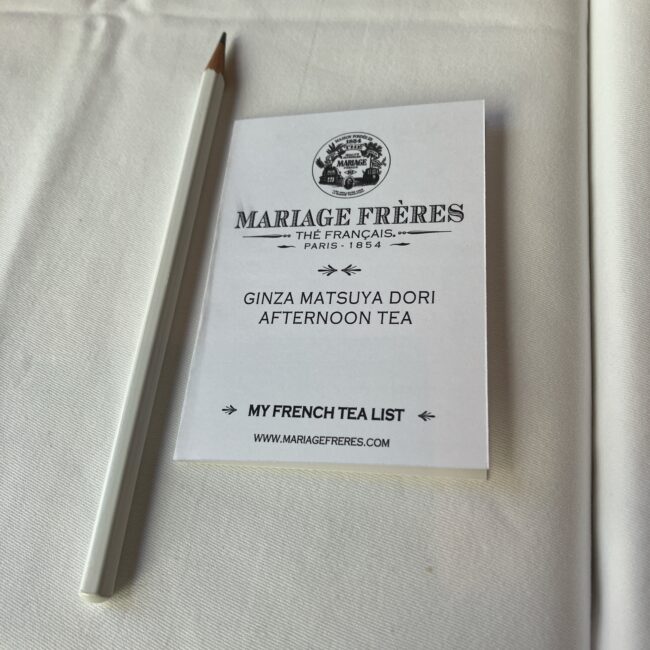 テーブルに置かれた白い鉛筆と、マリアージュフレールのロゴが入った「MY FRENCH TEA LIST(マイ フレンチ ティー リスト)」という小さなメモ帳。"