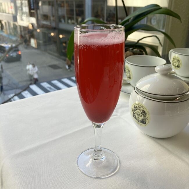 マリアージュフレール銀座松屋通り店のアフタヌーンティーメニュー。「MARIAGE FRÈRES TEA MOCKTAIL」として、緑茶「サクラ 2026」を使用したノンアルコールのティーモクテル(1,870円)が記載されている。