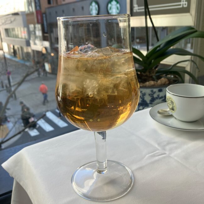 マリアージュフレール 銀座本店で提供されたアイスティー。淡い水色のサクラホワイト。"