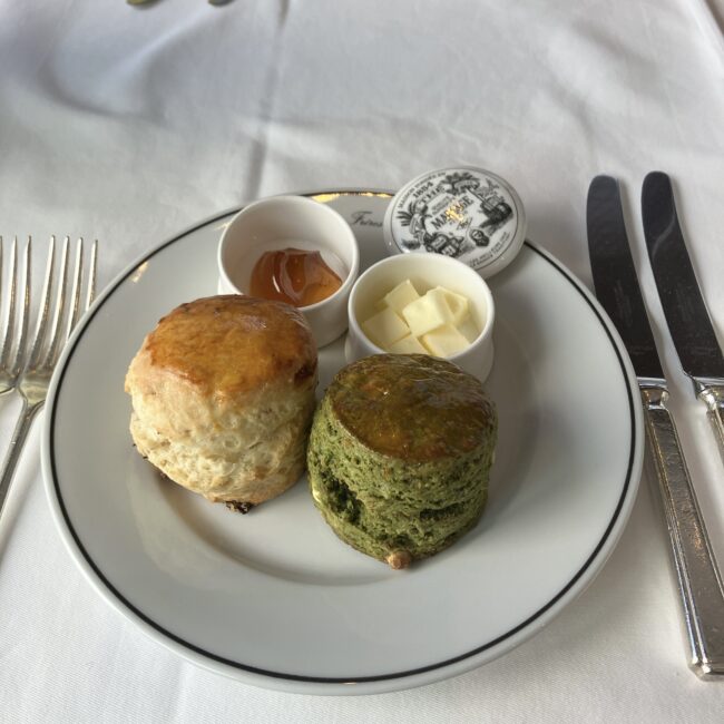 マリアージュフレールのスコーン2種（レーズンと抹茶）。クロテッドクリームではなく、フランス産バターと紅茶のジャムが添えられている