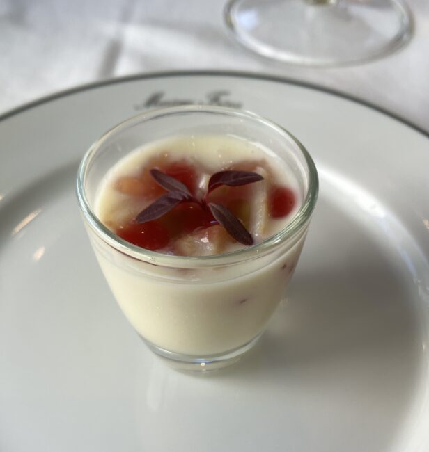 "緑茶‘パリ マレ’香るホワイトアスパラガスのヴルーテ。小さなグラスに入っており、ベリーのジュレが乗っている。