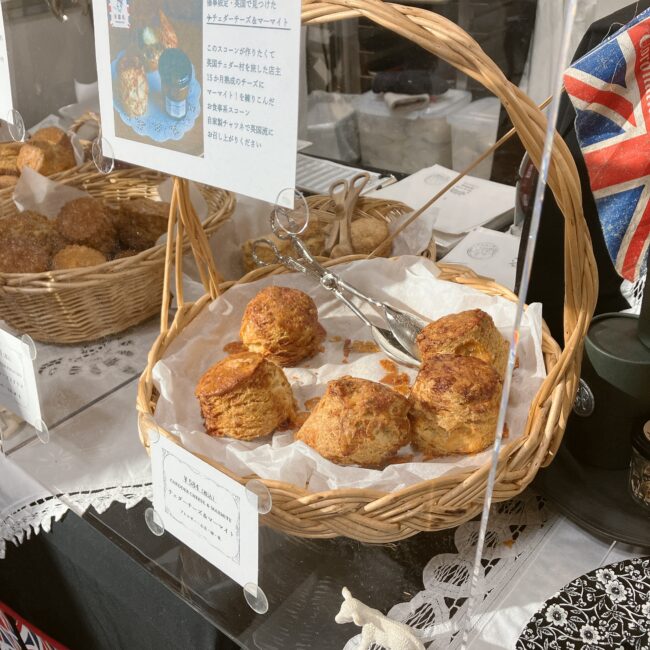 「英国石挽スペルトスコーン」など、こだわりの商品がずらり！特にマーマイト入りのチーズスコーンは反則級の魅力です。