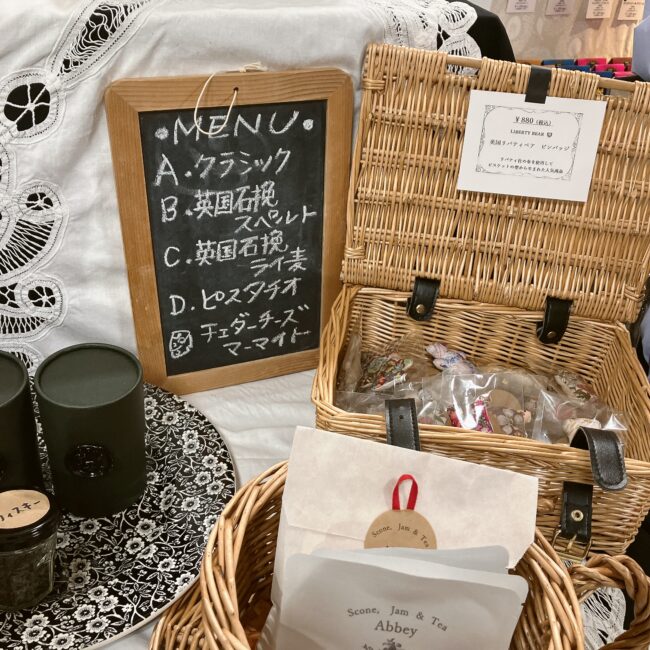 スコーン専門店「Abbey（アビィ）」の手書き黒板メニュー。「英国石挽スペルト」や「チェダーチーズ マーマイト」などの記載。