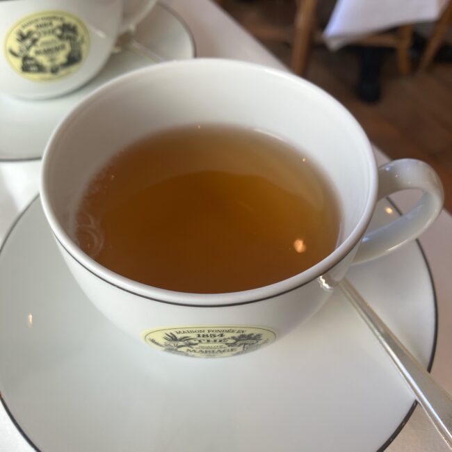 マリアージュフレールのアフタヌーンティーで提供されたダージリンベースの紅茶「パリ トウキョー(PARIS-TOKYO)」。ティーカップに注がれた美しい琥珀色の水色。