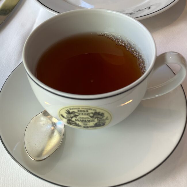 マリアージュフレールの代表的なフレーバードティー「ボレロ(BOLÉRO)」。ティーカップに注がれた深い赤褐色の水色。