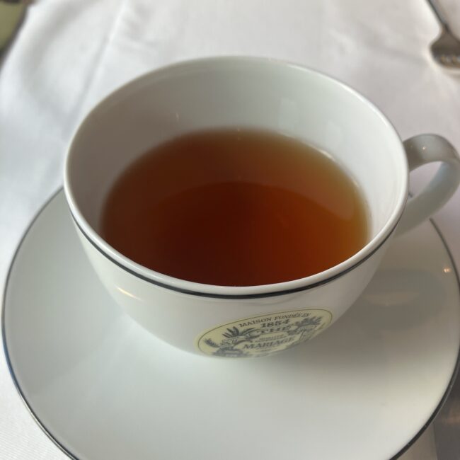 マリアージュフレールの祝祭のお茶「テ ド フェット(THÉ DES FÊTES)」。ティーカップに注がれたモルト感のある濃厚な琥珀色の水色