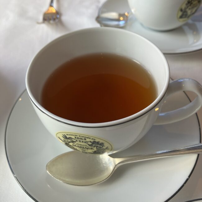 マリアージュフレールの白茶ベースの銘柄「パリ ティータイム(PARIS TEA TIME)」。ティーカップに注がれた透明感のある上品な水色。