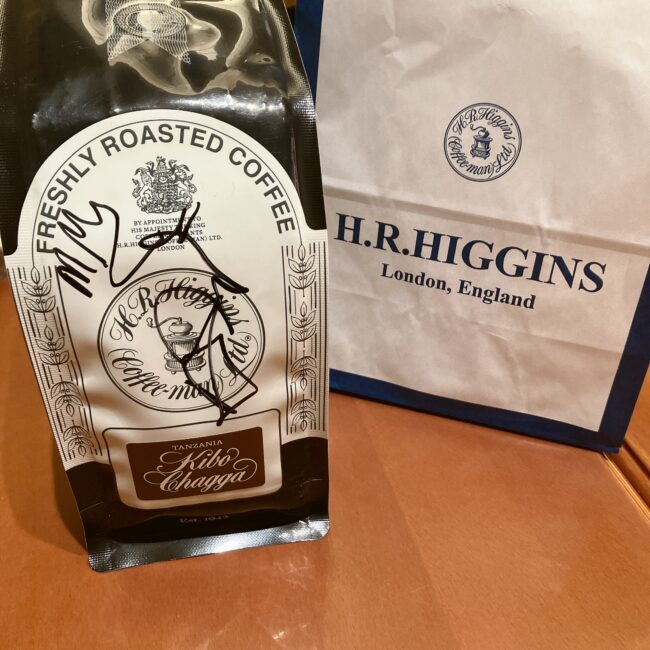 H.R.ヒギンズのコーヒー豆のパッケージとショッパー。来日していた社長とオーナーの直筆サインが入っている。