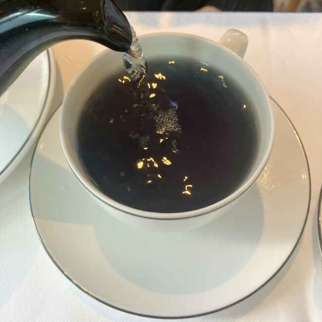 マリアージュフレールのティーポットからカップへ注がれる「サクラ ブルー」。ブルーティー特有の深い青色の水色（すいしょく）