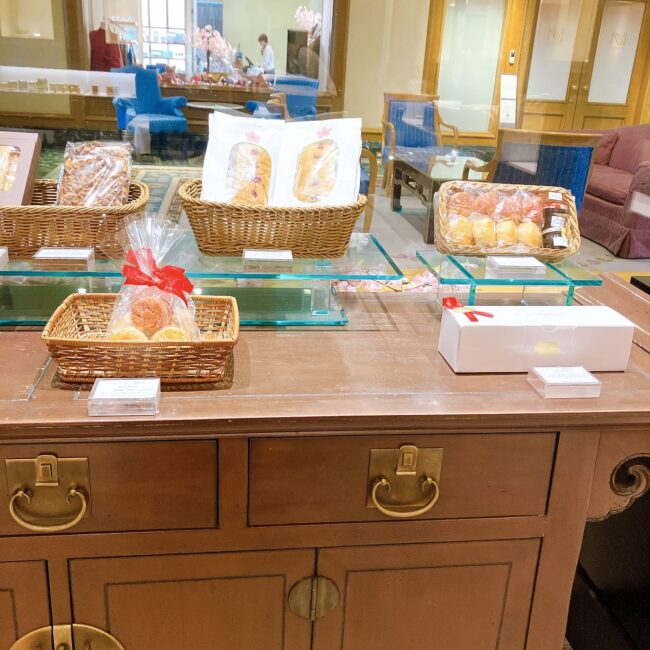 ホテル椿山荘東京のショップ「セレクションズ」の売り場。カゴに入れられたテイクアウト用スコーンのセットが並んでいる。