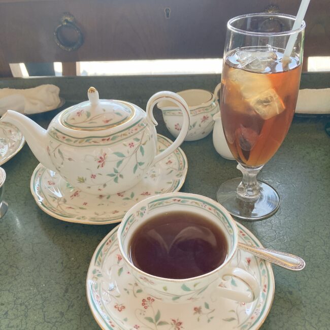 ホテル椿山荘東京「ル・ジャルダン」のデカフェ・ノンカフェイン紅茶。ノリタケ「花更紗」のティーカップに入ったホットの「デカフェ セイロン」と、グラスに入ったアイスの「デカフェ アールグレイ」が並んでいる。