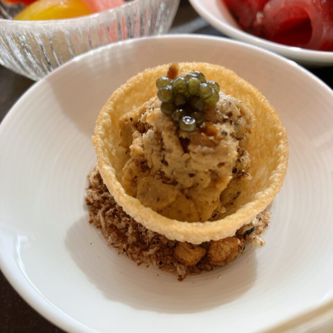 ジャヌ東京「虎景軒」の中華アフタヌーンティーのセイボリー。「北京ダックのリエット」のクローズアップ写真。パリパリの薄いカップの中に濃厚なリエットが入り、上にはキャビアが乗っている。高級感のあるモダンチャイニーズの一品。