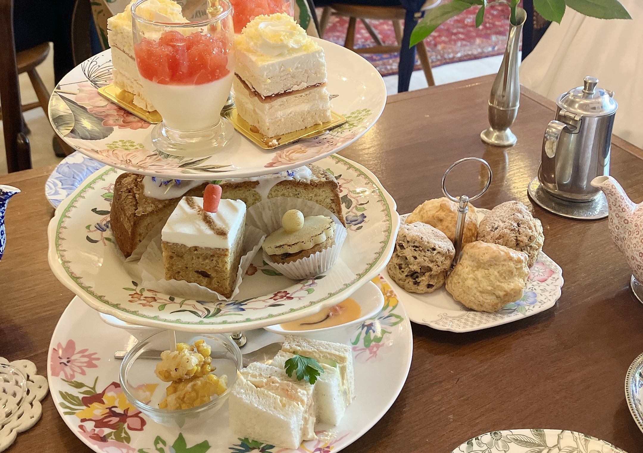 【2026最新レポ】タイニートリアの「イースター・アフタヌーンティー」体験記｜本格英国菓子と紅茶リスト、スコーン持ち帰りについて