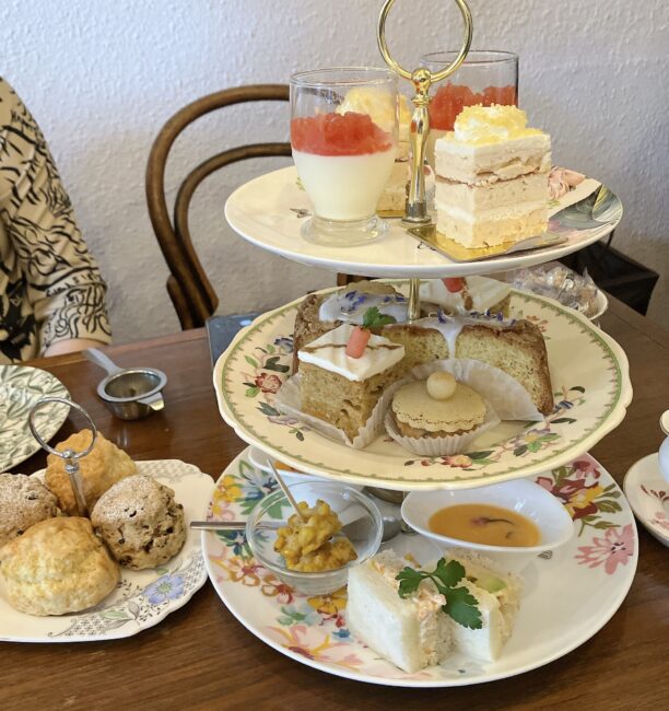 タイニートリアティールームの期間限定「イースターアフタヌーンティー」。イギリス製のアンティークテーブルに、3段スタンド、スコーンスタンド、ポットサービスのお茶、バーレイの茶漉しが配置された王道のテーブルコーディネート。