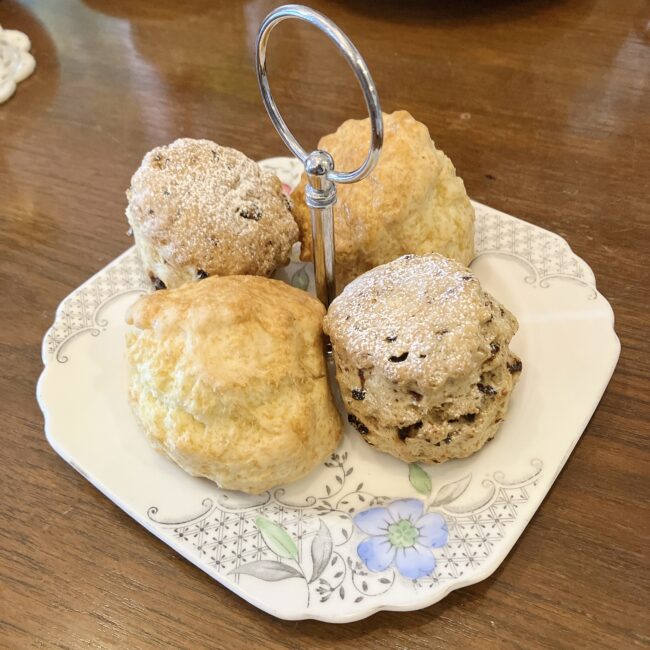 タイニートリアのイースターアフタヌーンティー。可愛らしい花柄の専用ミニスタンドに乗って提供された、2種類のスコーン（プレーンスコーン、イースタービスケットスコーン）。