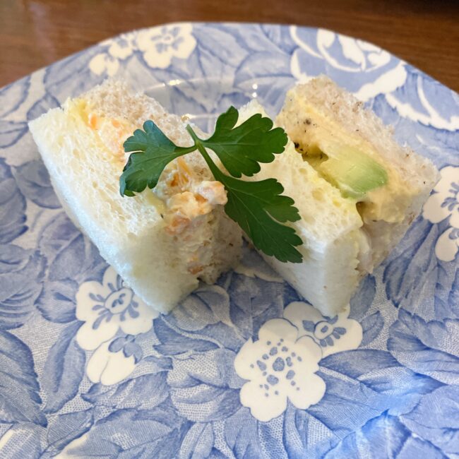 王道の「海老・アボカド・ひよこ豆」と、ヘルシーな「キャロットラペと木綿豆腐」。どちらも具材がたっぷりで、パンのしっとり感とのバランスが最高です。