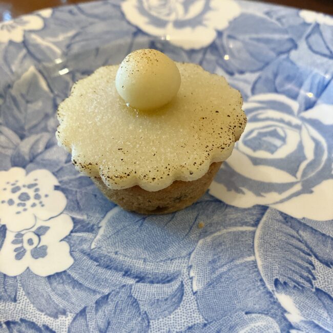 タイニートリアの中段の英国菓子「イースターシムネルケーキ」。イギリスのイースターに欠かせない伝統菓子で、トップには丸い形をした可愛らしいマジパンが乗せられ、こんがりと焼き色がつけられている。