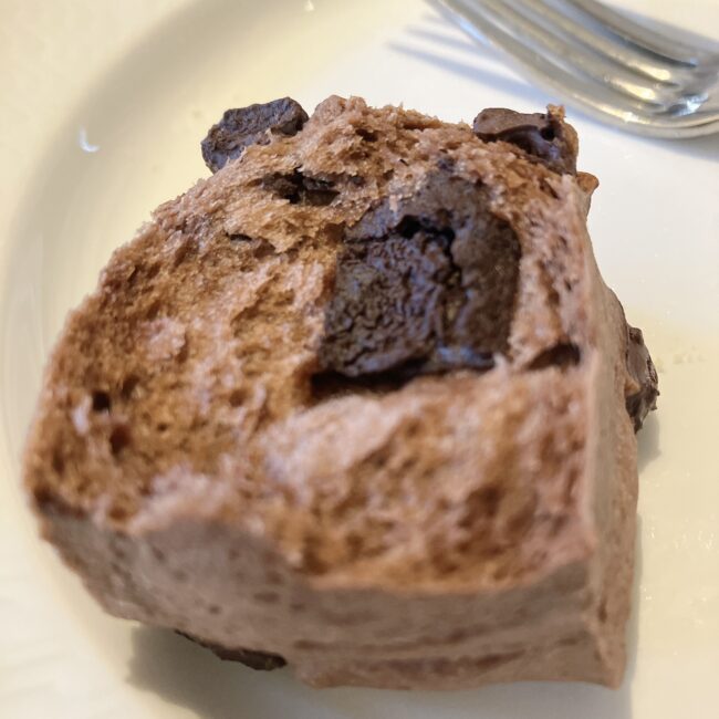 帝国ホテル京都のチョコレートスコーンのアップ写真。生地の中に大粒のチョコチップがゴロゴロと練り込まれている。