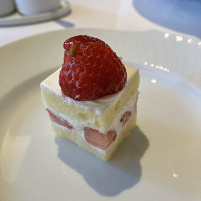 帝国ホテル京都アフタヌーンティーの「イチゴのショートケーキ」。スポンジにたっぷりとシロップが打たれ、トップに艶やかな大粒のイチゴが乗せられた伝統のケーキ。