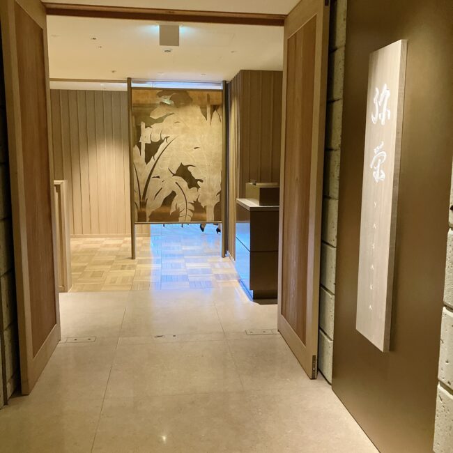 帝国ホテル京都のオールデイダイニング「弥栄」の入り口。旧弥栄会館から継承された美しい芭蕉柄のエッチングガラスが飾られている。