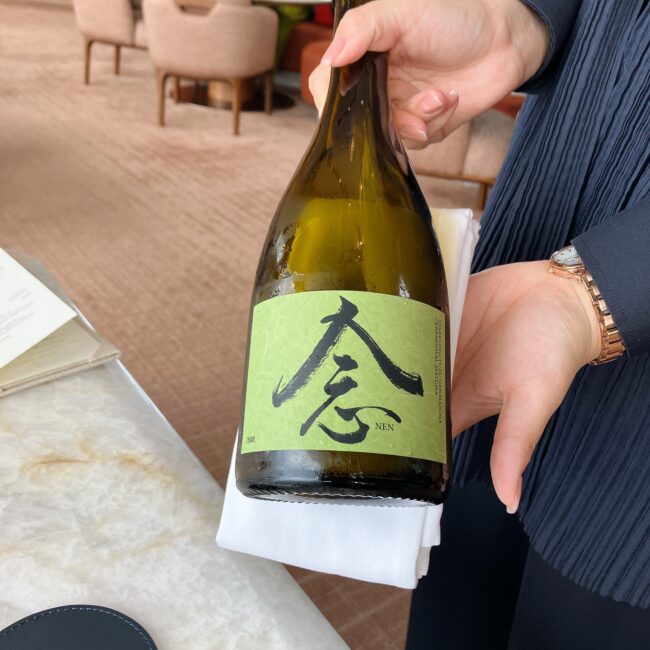 ウエルカムドリンクは柚子玄米茶のスパークリングのボトル。「念 NEN」という格好いいラベルが貼ってある。