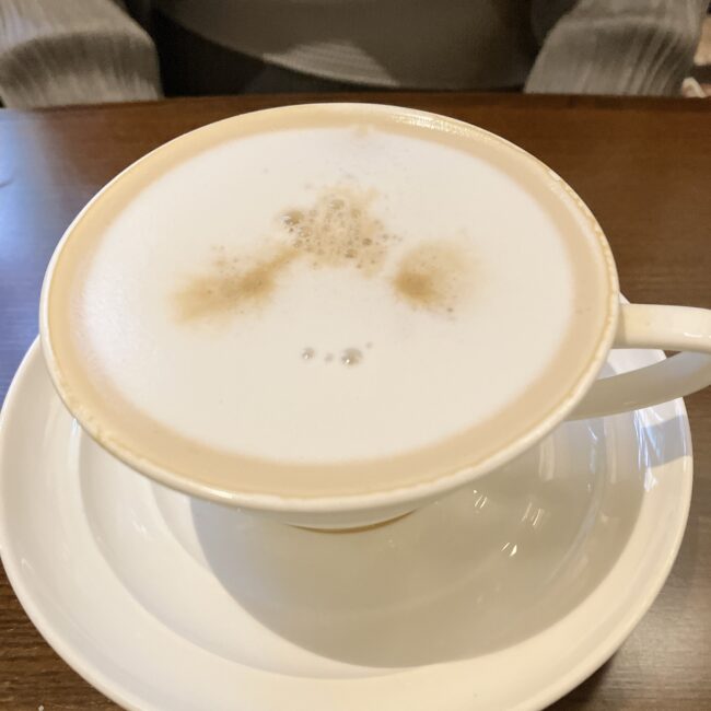 フリーフロー(飲み放題)のドリンクメニューから選べる、温かいカフェラテ。