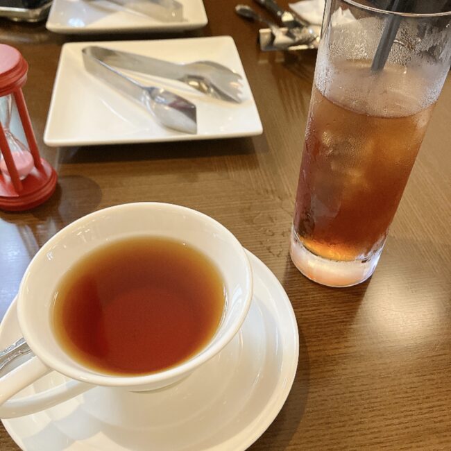 ティーカップに注がれたホットティーと、涼しげなグラス入りのアイスティー。