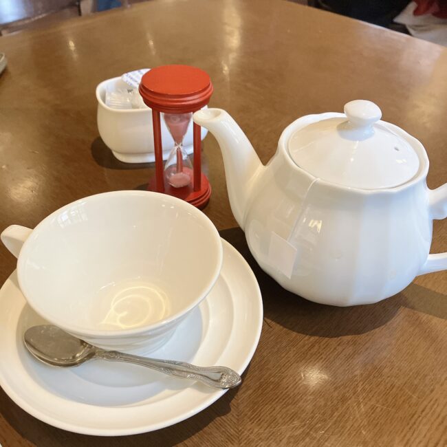 Café 1894のアフタヌーンティー。ティーポットでの提供にあわせて用意される、抽出時間を計るクラシカルな赤い砂時計。