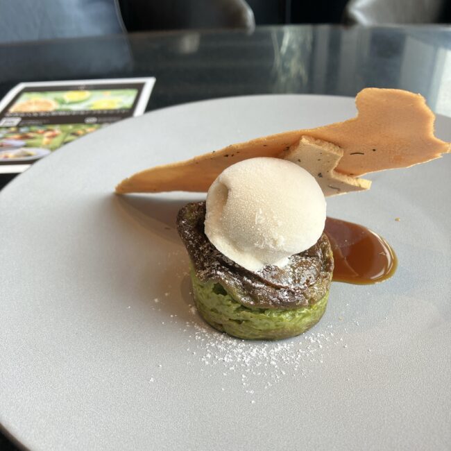 八女抹茶のバスクチーズケーキにほうじ茶アイスと黒蜜、茶葉入りの大きなクッキーが添えられたグランデセール
