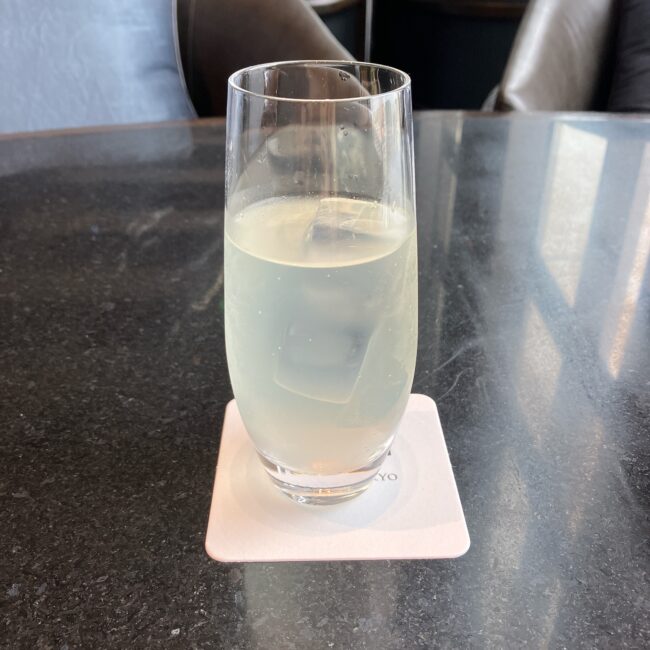 背の高いグラスに注がれた氷入りの爽やかなレモンスカッシュ。