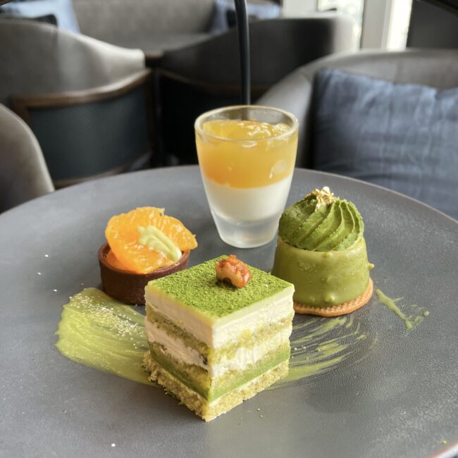 八女茶のケーキやムース、柑橘のグラスデザートやタルトが美しく盛られた上段のスイーツプレート
