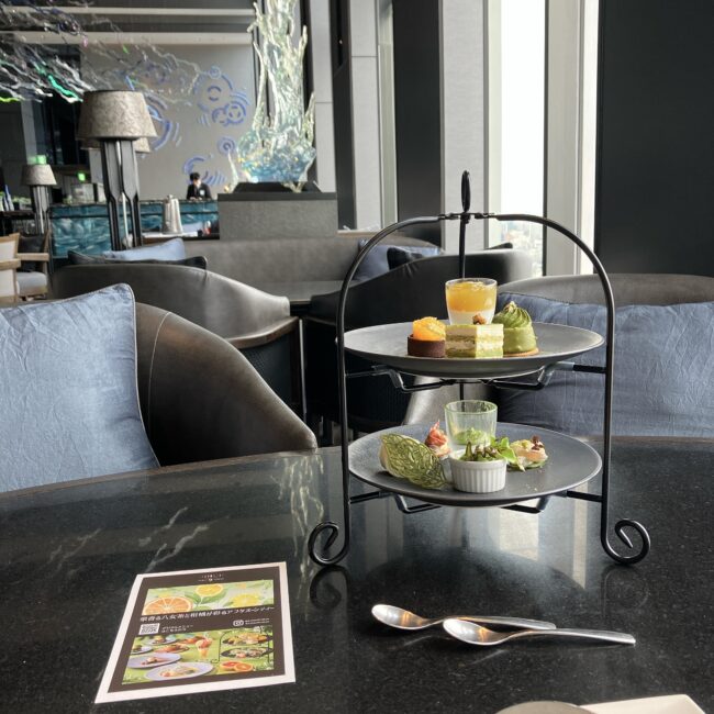 品川プリンスホテル「TABLE 9 TOKYO」の黒い2段式アフタヌーンティースタンド。上段に抹茶スイーツ、下段にセイボリー。