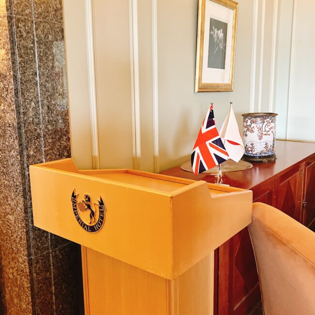 帝国ホテルのロゴの横に並んで飾られた、英国（ユニオンジャック）と日本の国旗
