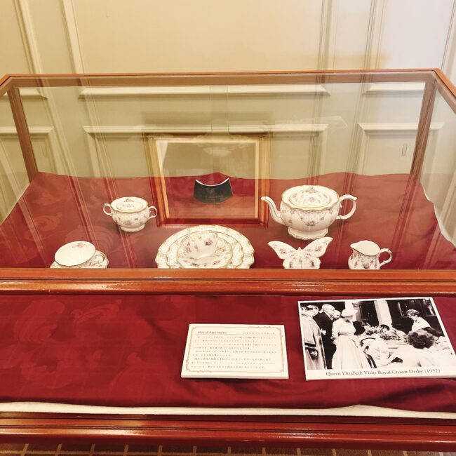 故エリザベス女王が1952年に訪問した際の一枚とともに展示された、ロイヤルクラウンダービー「ロイヤルアントワネット」シリーズの美しい茶器