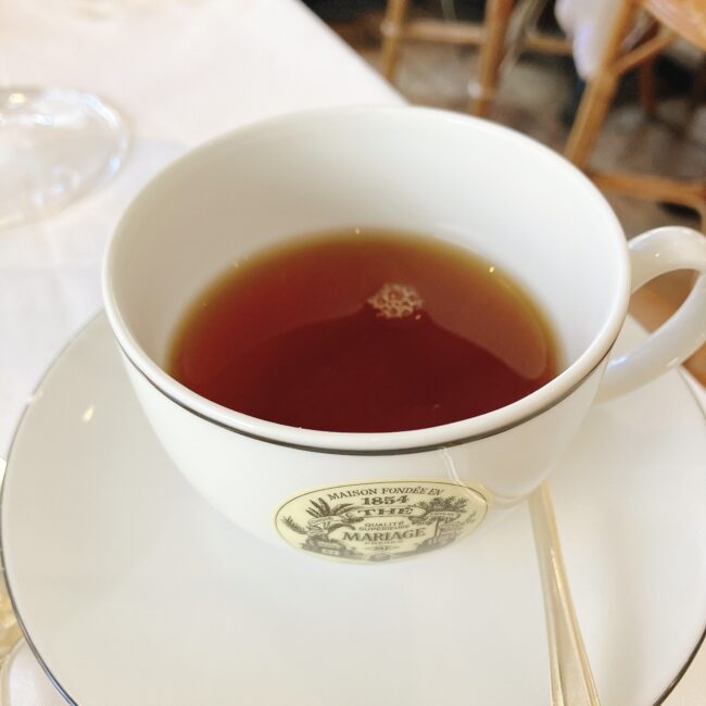 マリアージュフレールのアフタヌーンティーで味わう紅茶「オレンジ アンジェリック」。マンゴーやオレンジを使ったセイボリーやスイーツをまろやかにまとめる一杯。