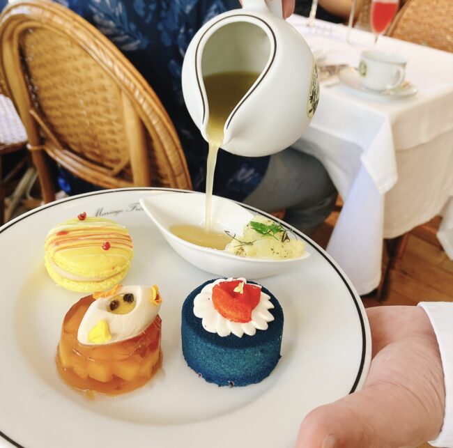 マリアージュフレール銀座松屋通り店のアフタヌーンティー。緑茶「リオ サマー」とフレッシュメロンスープを、ギャルソンがテーブルで注いで仕上げる特別な演出。