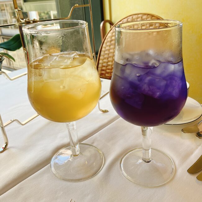 マリアージュフレール銀座松屋通り店のアフタヌーンティーで乾杯に選んだフレンチサマーティー。清涼感ある「トーキョー モヒート」と色鮮やかな「フラワー サマー」のアイスティー。