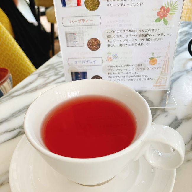 ハイビスカス由来の鮮やかなルビー色が目を引くハーブティー(クスミティー『エリゼ宮で朝食を』シリーズ)