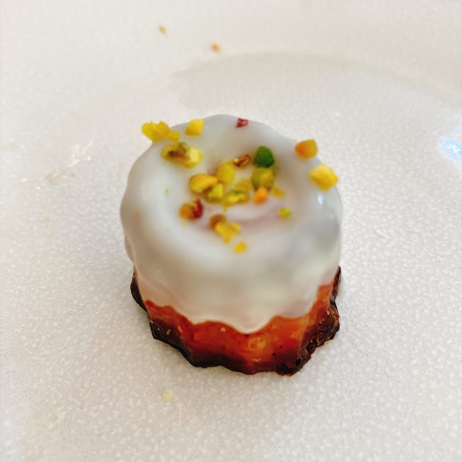 ホワイトチョコとピスタチオでドレスアップされた絶品カヌレ