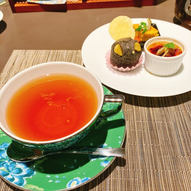 選んだ鮮やかなグリーンのティーカップに注がれた紅茶と、スイーツのプレート。